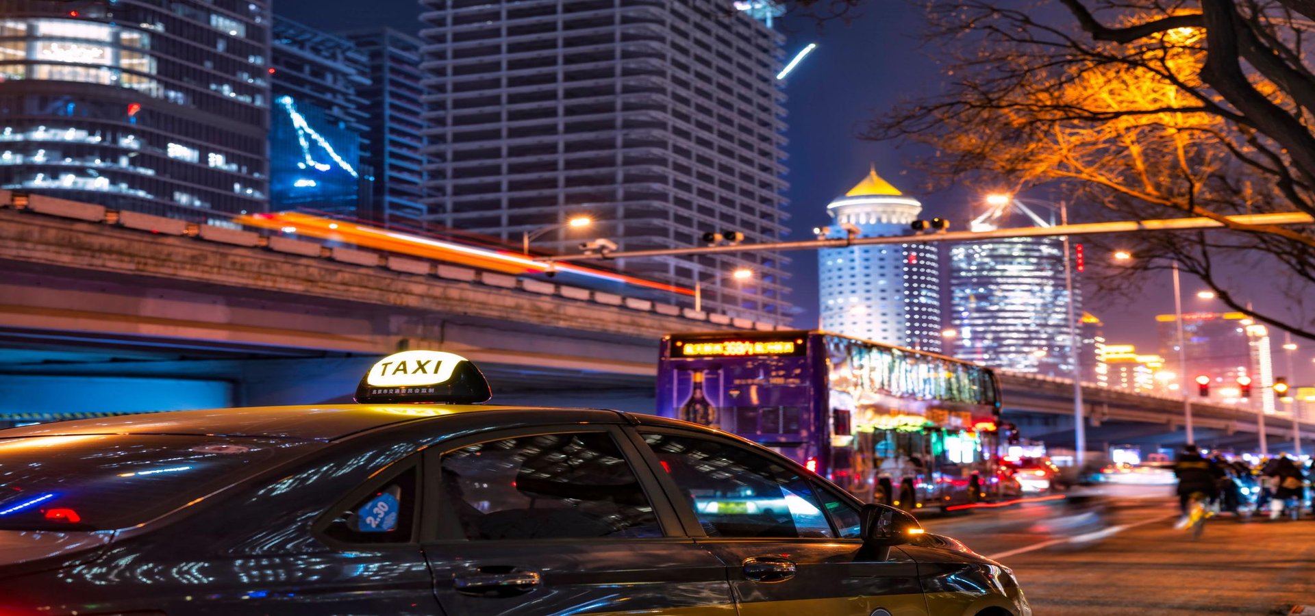 Taxi en circulation de nuit