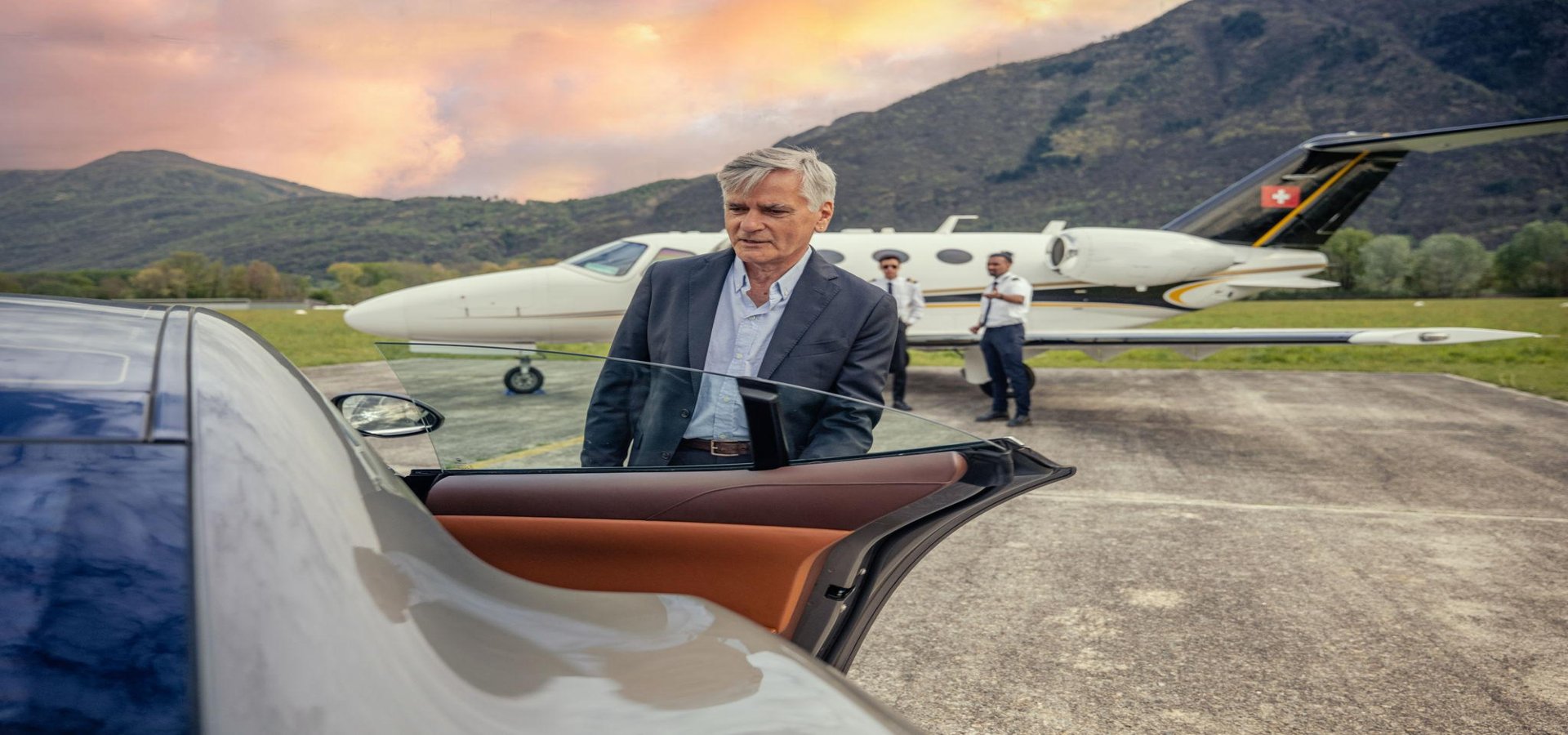 Chauffeur professionnel ouvrant la porte
